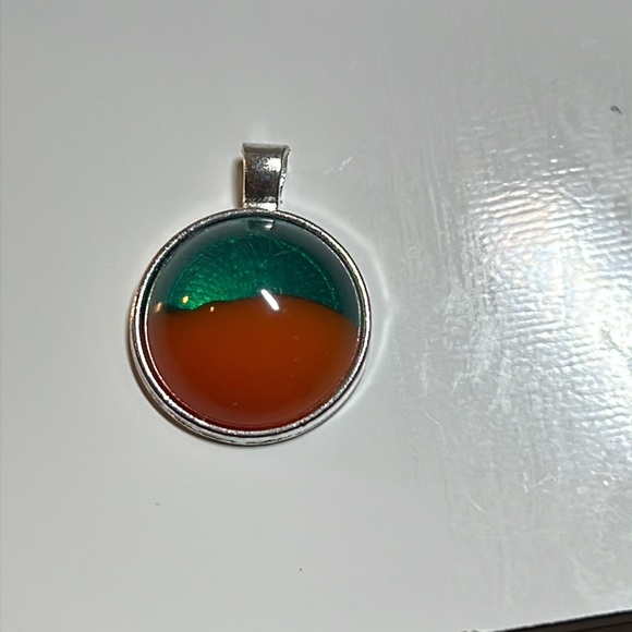 24026 Orange and Green Resin pendent and earrings. - Picture 4 of 7